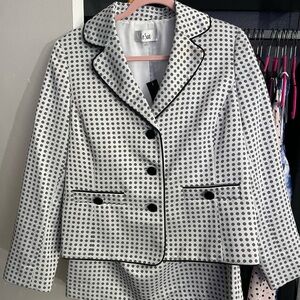 A never worn 2 piece skirt outfit. Size 12 by Le Suit.